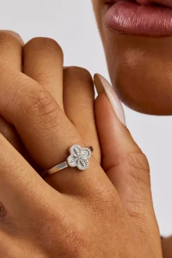 Star Motif Band Ring - 8mm - White